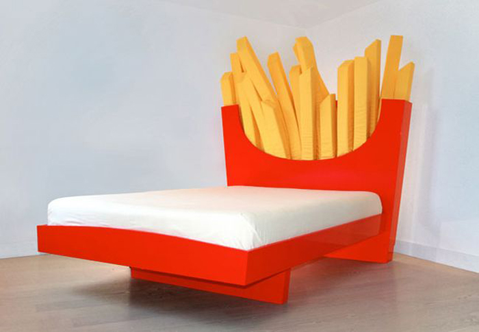 Кровать в виде пакетика с картошкой из McDonalds.