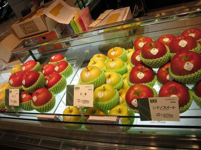 Магазин Sembikiya Fruit Parlo в Токио.