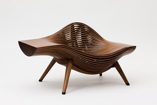 Стильное деревянное кресло.