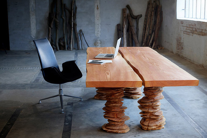 Необычный деревянный стол.