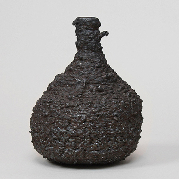 Металлическая ваза от Josh Bitelli.