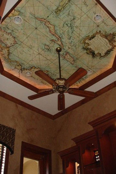 Потолок, оклеенный географическими картами
