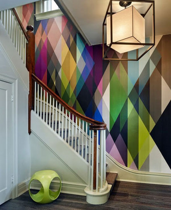 Разноцветная стена у лестницы.
