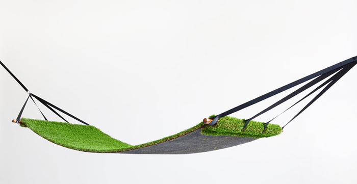 Оригинальный гамак с покрытием, имитирующим траву.