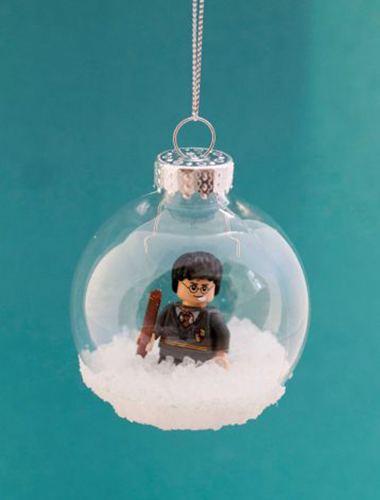 Фигурка Гарри Поттера в стеклянном шаре.