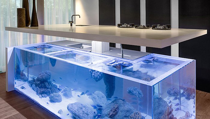 Огромный аквариум, встроенный в кухонный остров.