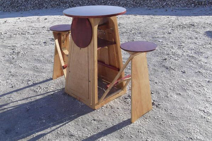 Складные стулья со столиком.
