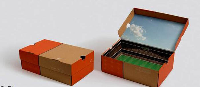 Коробка для кроссовок с изображением футбольного поля.