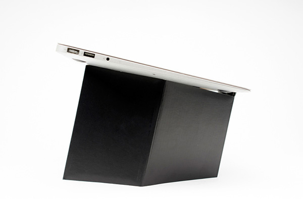 Подставка для ноутбука, позволяющая держать спину прямой.