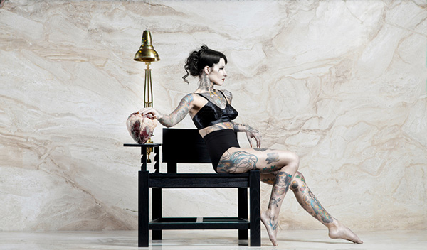 Татуированный деревянный стул.