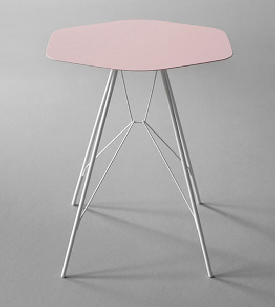 Лаконичный розовый столик от Frank Rettenbacher. 