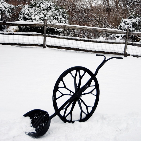 Снегоуборочная конструкция из велосипедного колеса и лопаты
