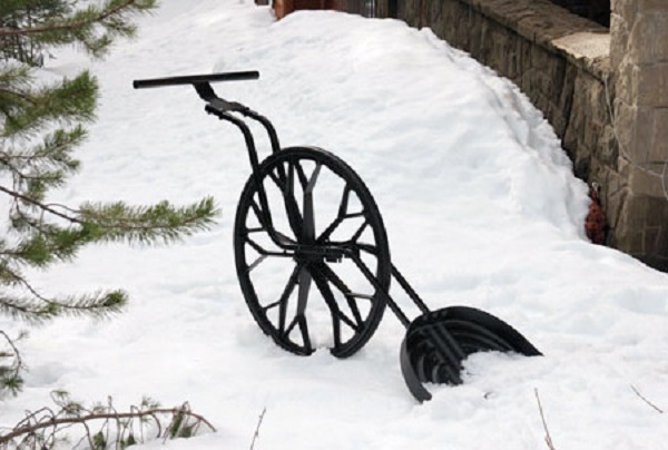 Снегоуборочная конструкция из велосипедного колеса и лопаты