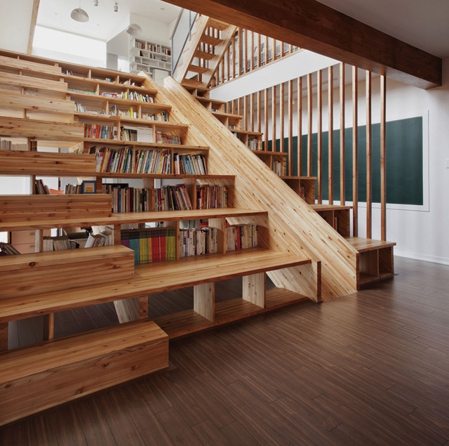 Книжные полки, спрятанные в ступенях лестницы.