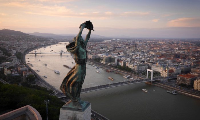 Статуя Свободы в Будапеште.