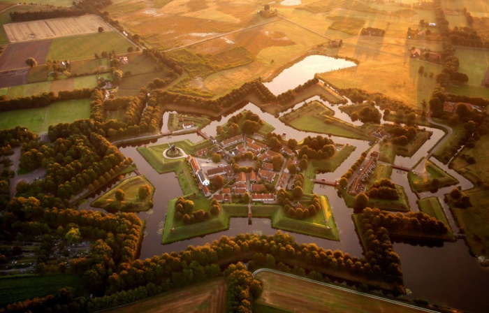 Необычная крепость на востоке Голландии.