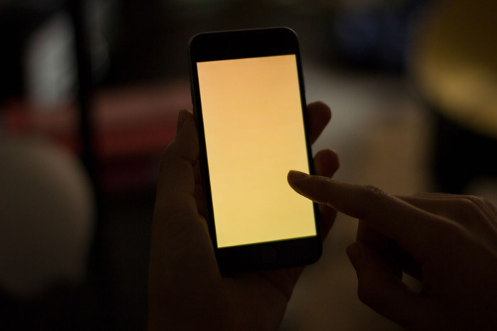 Лампа, перенимающая цвет и интенсивность свечения экрана смартфона.