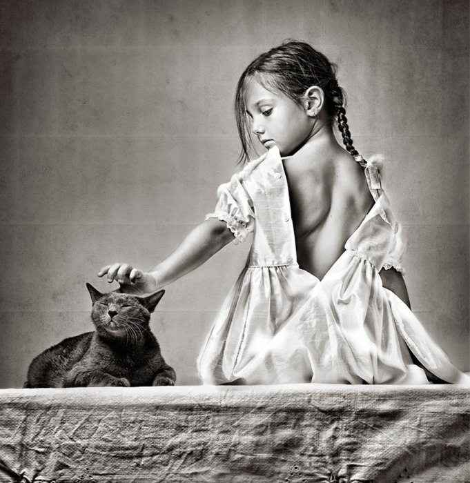 Очаровательный снимок девочки и кота.
