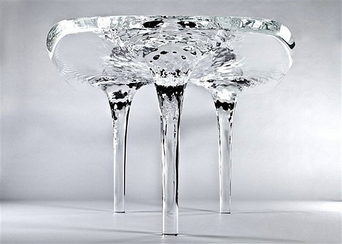 Оригинальный дизайн стола от Zaha Hadid.