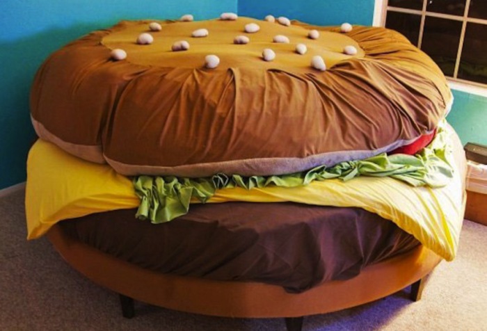 Кровать-гамбургер от Kayla Kromer.