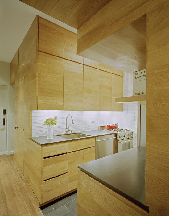 Уютная кухня, выполненная из светлой древесины, от JPDA.