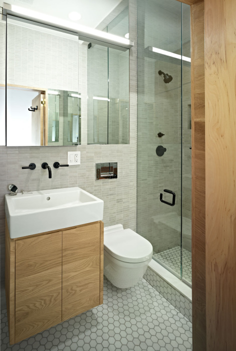 Светлая ванная комната в небольшой нью-йоркской квартире.