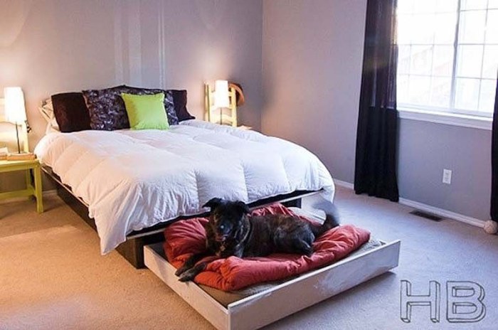 Большая двуспальная постель с кроваткой для собаки.
