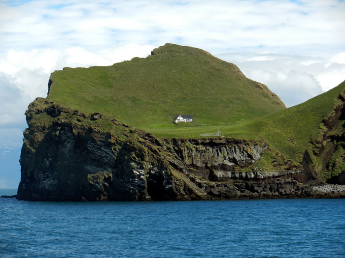 Одинокий дом на одной из исландских островов.