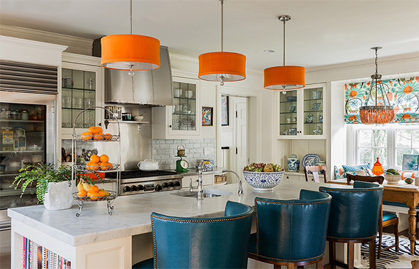 Веселый интерьер кухни с оранжевыми лампами от Katie Rosenfeld Design.