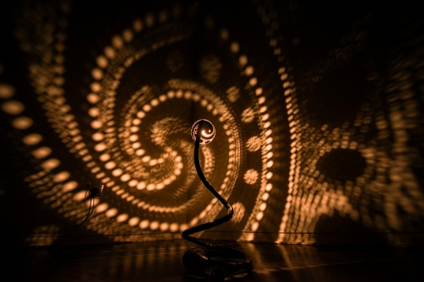 Прекрасный световой рисунок от лампы, созданной дизайнером Vainius Kubilius.  