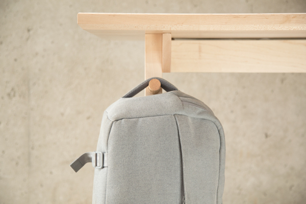 Дизайн стола от Artifox с крючками для сумок и рюкзаков.