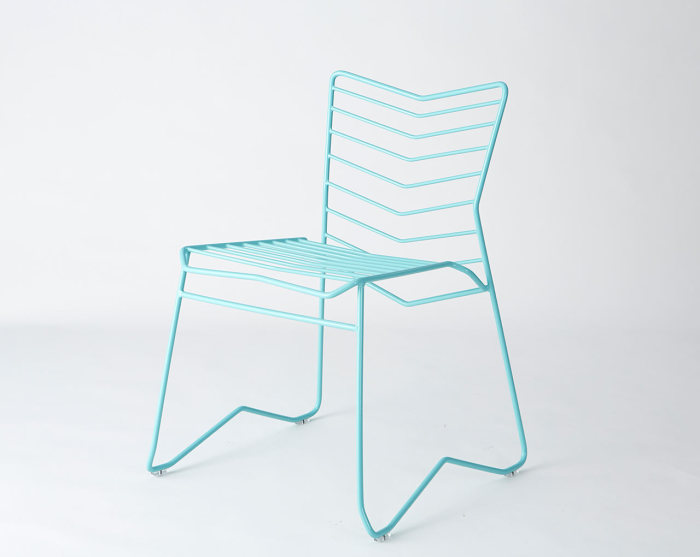 Оригинальный дизайн стула в виде фигурного металлического каркаса.
