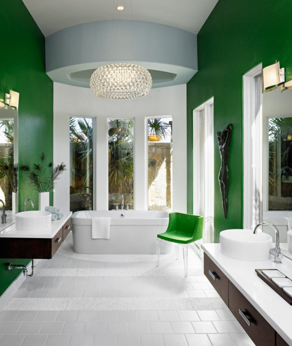 Интерьер современной ванной комнат с зелеными стенами и большим панорамным окном.