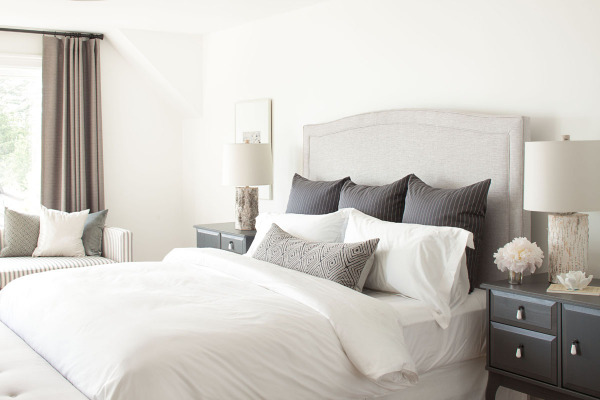 Спальня: интерьер в светлых тонах от Kelly Deck Designs. 