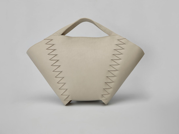 Дизайнерские сумки с плетеными элементами.