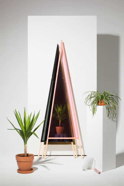Необычное зеркало в форме острого треугольника от Philipp Schenk-Mischke и Matthias Klas. 