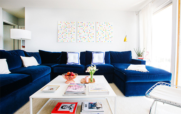Роскошный диван насыщенного синего цвета в интерьере, представленном Nanette Wong.