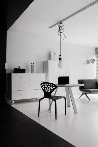 Современный дизайн интерьера квартиры-студии в Познани.