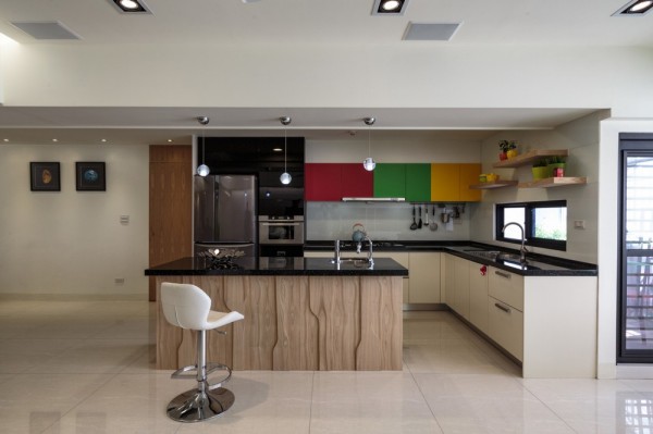 Яркий интерьер кухни от House Design Co. 