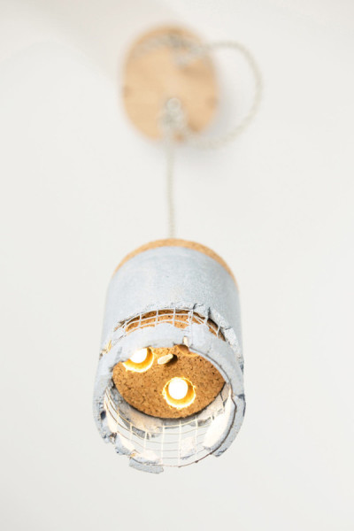 Необычный дизайн подвесной лампы из железобетона, пробки и березовой фанеры.