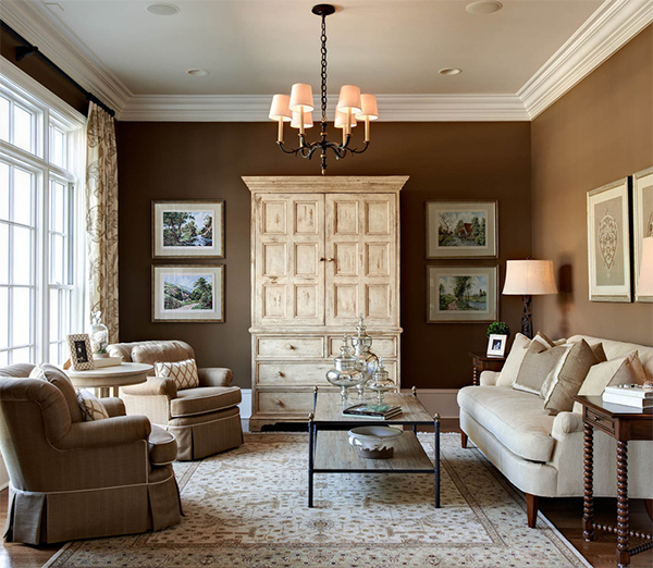 Шоколадный цвет в интерьере гостиной от Carolina Design Associates, LLC.