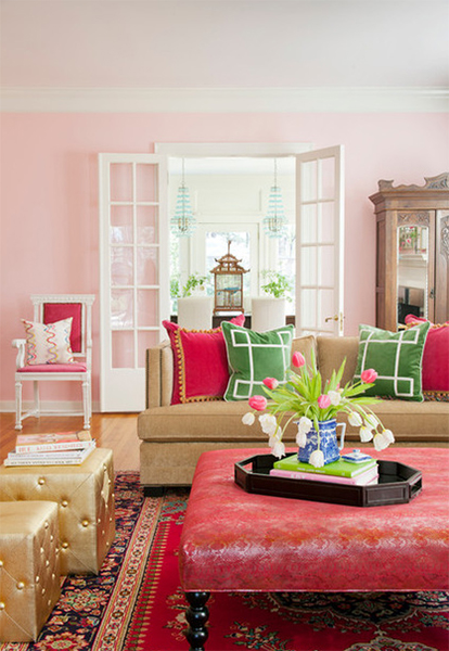 Стильная розовая гостиная от Andrea Brooks Interiors.