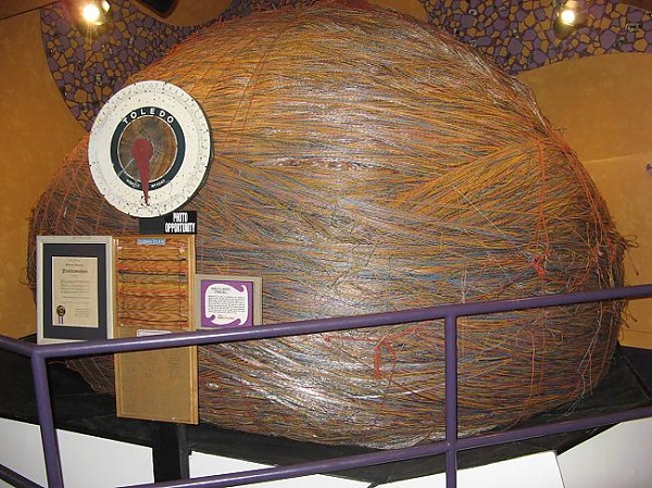 Самый большой в мире шар из бечевки в музее Ripley's.