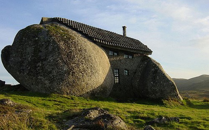 Дом, высеченный в камне.
