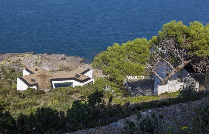The Sunflower House - дом с видом на море.