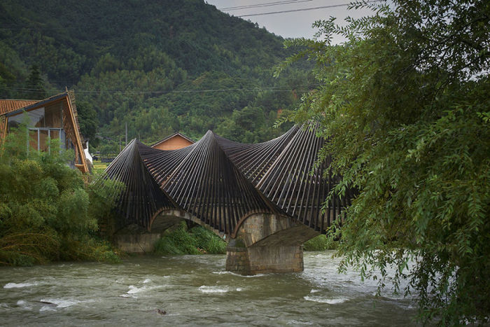 Мост с бамбуковым верхом.