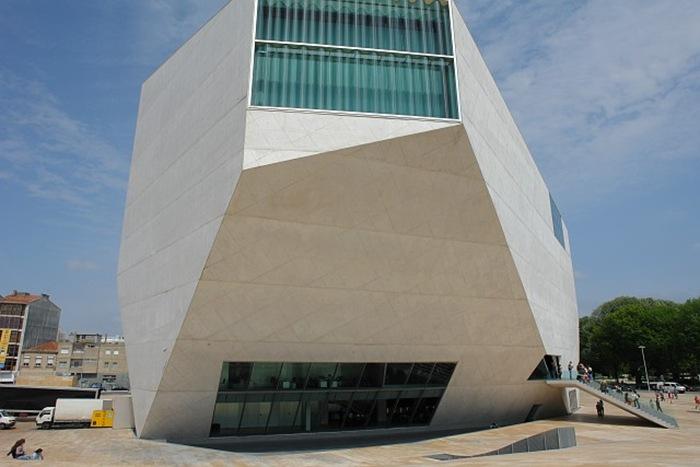 Португальский концертный зал с монументальной архитектурой - Дом музыки (Casa da musica).