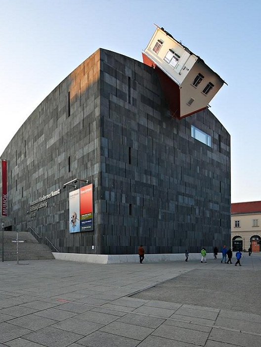 «Дом атакует» («House Attack») - оригинальная инсталляция на крыше австрийского музея.