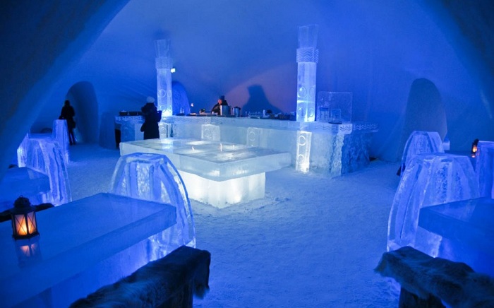 Ледяной замок с барной стойкой, построенный в Канаде.