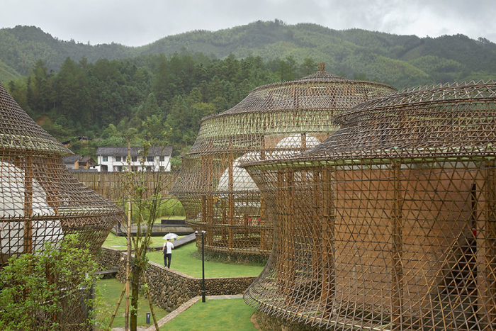 Павильоны, накрытые бамбуковыми «панцирями».